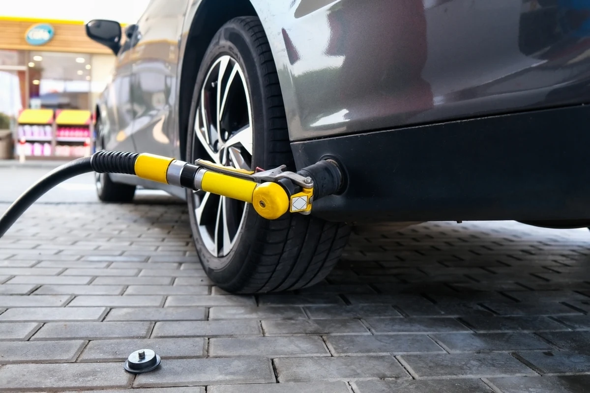 "Myślę, że to, co jest zapowiedziane na 20 grudnia, czyli (unijne - przyp. red.) sankcje na LPG z Rosji, już widzimy w cenach" - mówiła Urszula Cieślak, analityczka firmy doradczej Reflex, która była gościem Krzysztofa Urbaniaka w Radiu RMF24. W jej ocenie, może to jednak spowodować wydłużenie o kilka miesięcy czasu zwrotu kosztów instalacji autogazu. Choć ma to związek z tym, ile jeździmy samochodem.