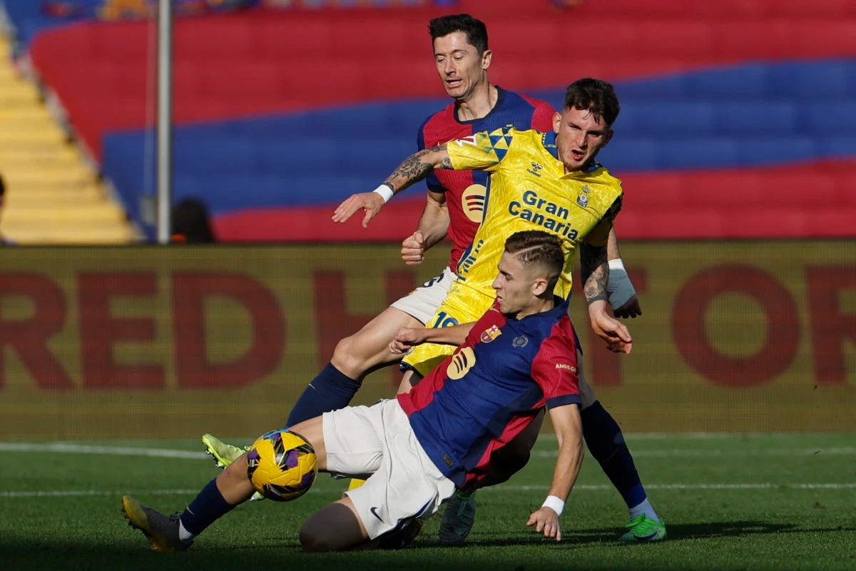 Piłkarze Barcelony - z Robertem Lewandowskim na boisku i Wojciechem Szczęsnym na ławce rezerwowych - przegrali z plasującym się dotychczas w strefie spadkowej Las Palmas 1:2 w 15. kolejce hiszpańskiej ekstraklasy. Ekipa z Katalonii pozostanie liderem, ale rywale mogą się do niej znacznie zbliżyć.