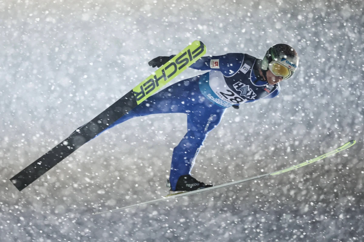 Aleksander Zniszczoł zajął 13. miejsce w sobotnim konkursie Pucharu Świata w skokach narciarskich w fińskiej Ruce. Wygrał Niemiec Pius Paschke, który umocnił się na prowadzeniu w klasyfikacji generalnej cyklu.