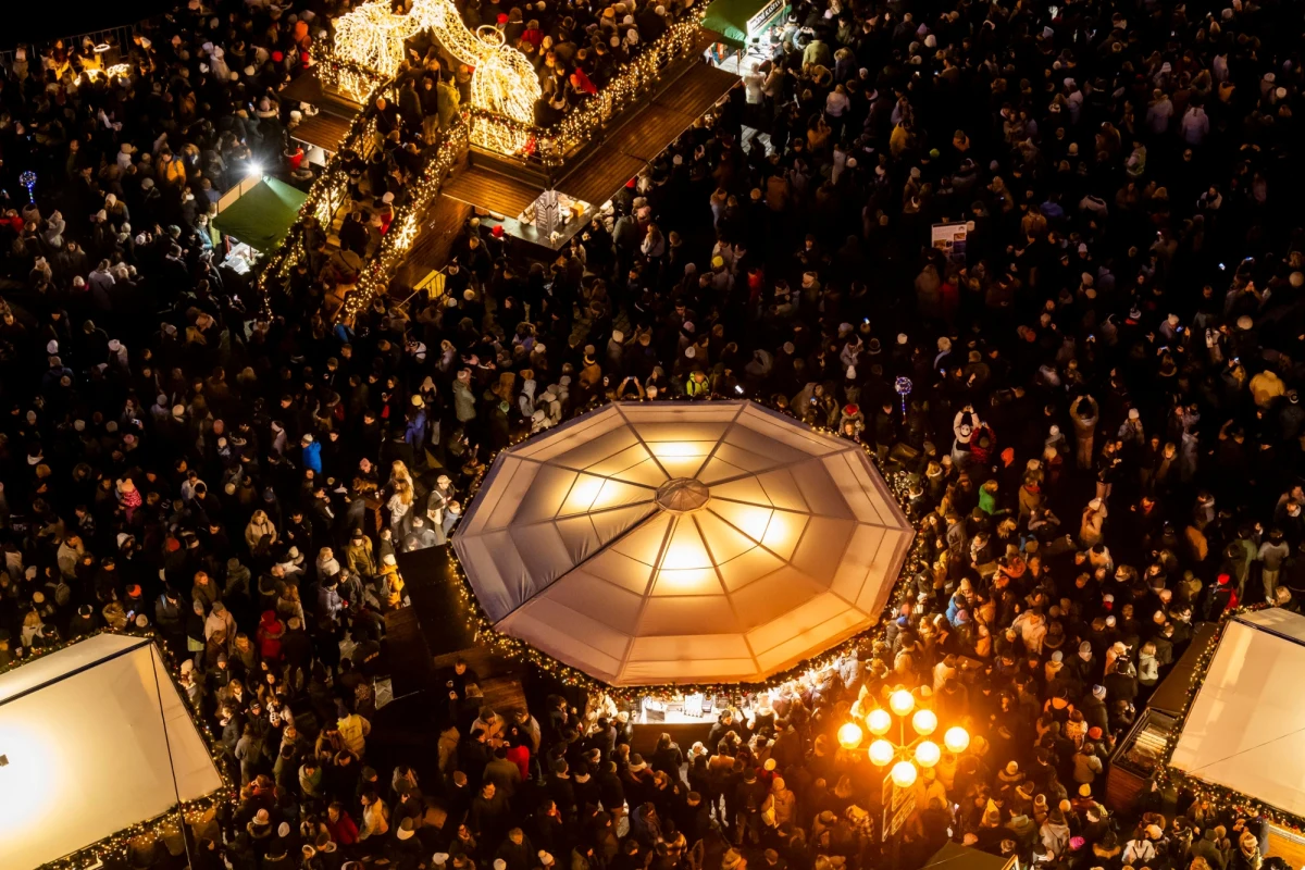 Tegoroczny jarmark świąteczny na Rynku Staromiejskim w Pradze przyciągnął prawdziwe tłumy. Zainteresowanie było tak duże, że musiała interweniować policja - musiała wprowadzić limit odwiedzających. Władze Pragi z kolei, wzorem ubiegłych lat, zrezygnowały z uroczystości zapalenia świateł na choince. 