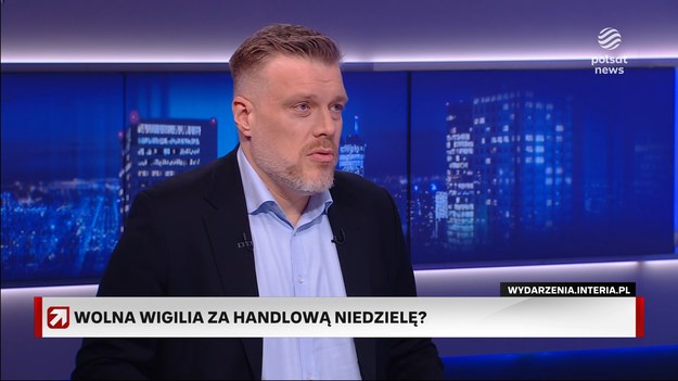 - Wolna Wigilia jest super, ale jest ktoś, komu nie mogę pogratulować: jest to Donald Tusk, który zabawił się w Grincha - mówił Adrian Zandberg, współprzewodniczący Razem, w "Gościu Wydarzeń". Skrytykował też posłów PiS za nieprzyjście na obrady Sejmu, co uniemożliwiło przyjęcie poprawki jego partii. Przekonywał również, że Polska to "fajny rynek do prowadzenia działalności gospodarczej". Zdaniem Adriana Zandberga "wolna Wigilia jest super i dawno powinniśmy ją mieć". - Ale jest ktoś komu nie mogę pogratulować w tej sprawie: jest to Donald Tusk, który zabawił się w Grincha i postanowił, że zepsuje święta pracownikom handlu - uściślił w rozmowie z Marcinem Fijołkiem. Współprzewodniczący partii Razem stwierdził, że dodatkowa niedziela handlowa przed Bożym Narodzeniem jest "nie w porządku" w stosunku do pracowników tego sektora. - Dlaczego pracownicy handlu zostali skrzywdzeni? Dlatego, że 15 posłów PiS, zamiast przyjść na głosowanie i zagłosować za poprawką partii Razem, która chroniła pracowników handlu miało inne zajęcia – wskazał. Jak dodał, ugrupowanie przeprowadziło obliczenia. - Widzieliśmy jaki był rozkład głosów. Było możliwe to, żeby PO pokonać, żeby liberałów przegłosować - ocenił w sobotnim "Gościu Wydarzeń".