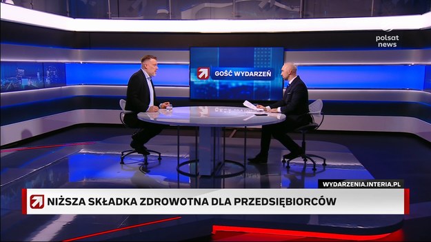 Adrian Zandberg zapytany, czy jest gotów zostać kandydatem Razem na prezydenta RP, odparł, iż "bycie gotowym" to obowiązek każdego, kto traktuje politykę na poważnie. Jak przypomniał, w jego partii trwają wybory wewnętrzne. - Kiedy je zamkniemy to nowe władze partii będą podejmowały decyzje m.in. dotyczące wyborów prezydenckich - przekazał Zandberg, uściślając, iż stanie się to w grudniu. Prowadzący zapytał, czy start kogoś z Razem oznacza bratobójczą walkę z Nową Lewicą, która chce wystawić własnego kandydata. Zandberg odparł, że nie jest to problemem i okaże się do stycznia, jakie partie wystawiły swojego kandydata i kogo wybrały. W programie poruszono także temat obniżenia składki zdrowotnej dla przedsiębiorców. - Jeżeli chcemy ulżyć ludziom samozatrudnionym to droga do tego jest taka, że tych którzy mają 50-100 tys. trzeba w większym stopniu opodatkować, żeby to się wyrównało - ocenił. Zaprzeczył też, że miałaby to być "kara dla tych, którzy sobie radzą", a także, iż doprowadziłoby to do "rozliczania się na Wyspach Kanaryjskich". - Tak wyjadą na Kanary, jak zrobili to przez ostatnie 20 lat. Polska to jest fajny rynek do prowadzenia działalności gospodarczej: umiarkowanie zamożny, z dobrze wykfalifikowanymi pracownikami, względnie bezpieczny, z względnie dobrą infrastrukturą, która łączy nas z UE. To nie jest przypadek, że w Polsce powstaje więcej firm, niż się zamyka - zauważył Zandberg. - Prawda jest taka, że przygniatająca większość działalności gospodarczych w Polsce nie zatrudnia pracowników. To są uczciwi samozatrudnieni, którzy pracują robiąc projekty dla różnych klientów, ale tam też jest grupa ludzi, którzy mają fikcyjne działalności gospodarcze, aby dokonywać arbitrażu podatkowo-składkowego - sprecyzował.