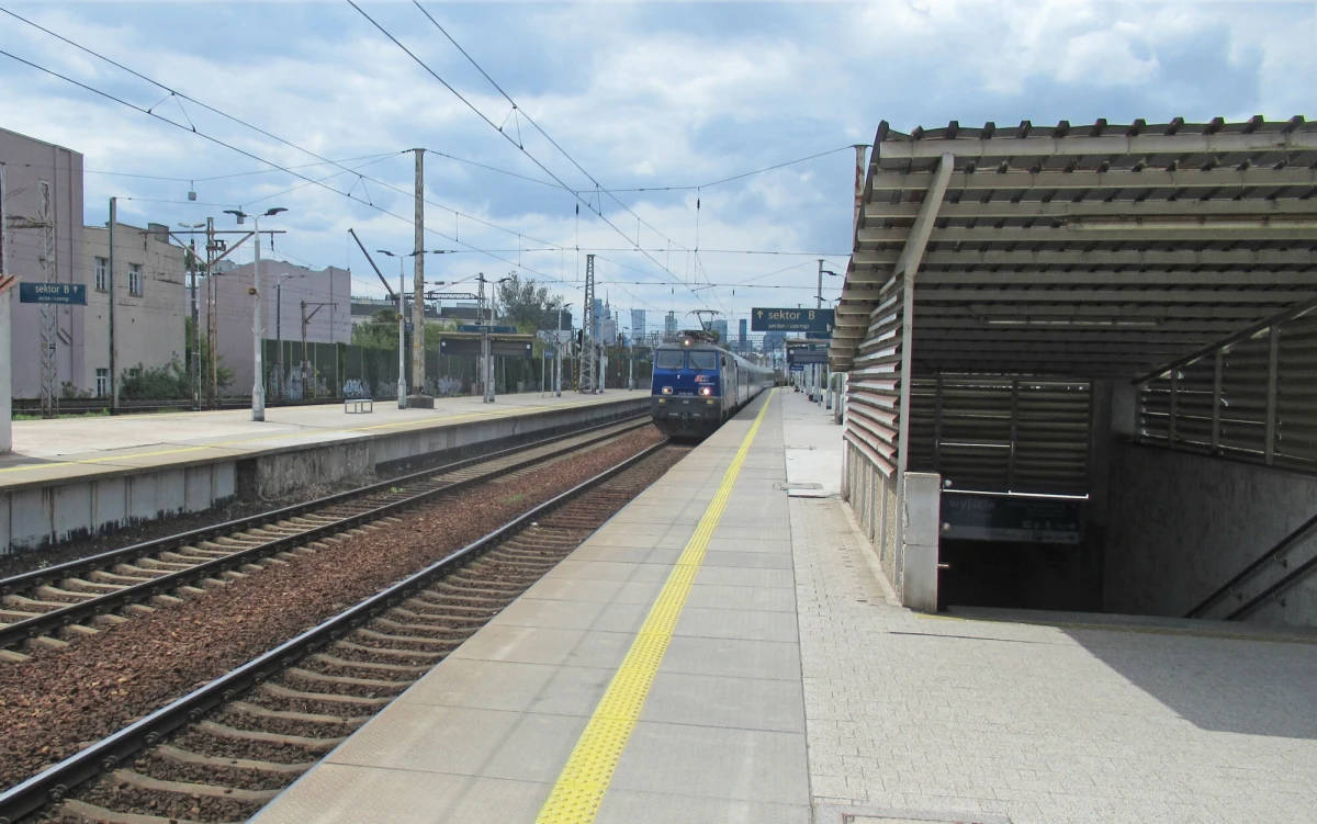 Na stacji Warszawa Wschodnia doszło w sobotę do awarii rozjazdu kolejowego. Efekt to 66 opóźnionych pociągów, 19 odwołanych składów i 15 skierowanych objazdem. Wieczorem usterka została usunięta.