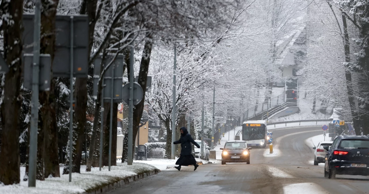 Opady śniegu w Zakopanem. Pod Tatrami panują trudne warunki pogodowe 