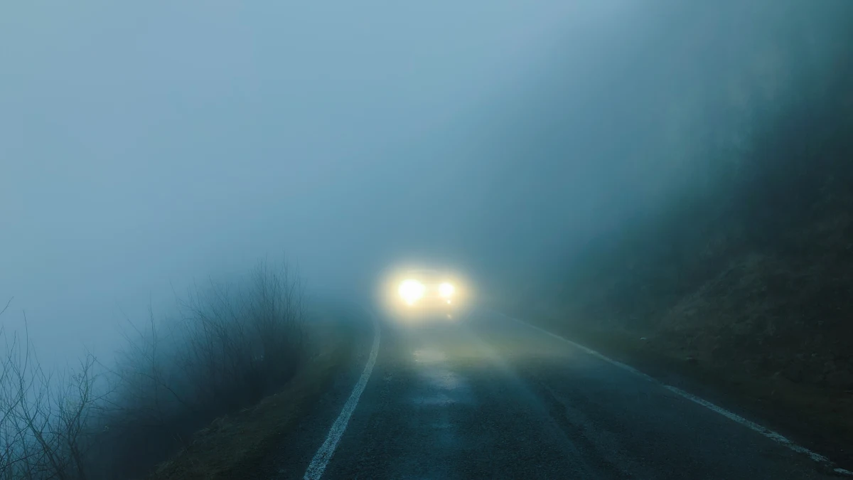 Instytut Meteorologii i Gospodarki Wodnej wydał ostrzeżenie I stopnia przed gęstą mgłą. Alertem został objęty obszar niemal całej Polski. Ostrzeżenie zacznie obowiązywać w niedzielę wieczorem, w tym czasie widoczność może spaść poniżej 200 m. Kierowcy powinni być bardzo czujni. 