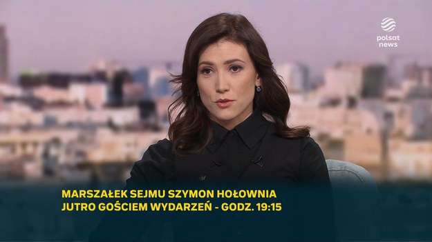 - Szymon Hołownia zaczął za bardzo fikać, być może zaczął za bardzo atakować Rafała Trzaskowskiego. To wygląda jak kontrolowany przeciek -powiedziała w "Śniadaniu Rymanowskiego w Polsat News i Interii" Ewa Zajączkowska-Hernik. - Nie ma żadnych przecieków - kontrował Michał Szczerba. Goście programu rozmawiali o doniesieniach dot. domniemanych studiów marszałka Sejmu na Collegium Humanum. W środę "Newsweek" opublikował tekst, z którego wynikało, że nazwisko Szymona Hołowni znajdować się miało na liście studentów Collegium Humanum. Marszałek Sejmu zaprzeczył tej informacji i nie wykluczał przecieku ze strony służb. Sprawę skomentował wicemarszałek Senatu Maciej Żywno (Polska 2050): - Ten fake news był bardzo źle odbierany, bo uderzał w sytuację poczucia uczciwości, to nie było w porządku. - Sytuacja jest kuriozalna, bo cała Polska żyje sytuacją jednego faktu, przebudowanego w hiperaferę, której nie ma - dodał. Doradca prezydenta Błażej Poboży stwierdził z kolei, że sprawa nie jest jeszcze zamknięta. - Ta sprawa powinna zakończyć jedną z dwóch karier - albo karierę pana Szymona Hołowni, albo karierę pani redaktor ("Newsweeka", autorkę artykułu o Hołowni - red.) - powiedział. - Nie ma żadnych przecieków, nie ma żadnego politycznego wykorzystywania tego typu sytuacji dla rozgrywek politycznych. (...) Przyjmujemy deklarację Szymona Hołowni jako oświadczenie, którego nie kwestionujemy - podkreślił europoseł KO Michał Szczerba. - Problem będą teraz mieli wszyscy, którzy mają z tą uczelnią coś wspólnego - powiedziała europosłanka z ramienia Konfederacji Ewa Zajączkowska-Hernik. - Przez to, że ta uczelnia ma złą sprawę, to takie zagrywki polityczne będą stosowane. Bo pan Szymon Hołownia zaczął za bardzo fikać, być może zaczął za bardzo atakować Rafała Trzaskowskiego, być może KO poczuła zagrożenie w związku z kampanią prezydencką, dlatego postanowiła skutecznie uciszyć Hołownię, pokazać, gdzie jest jego miejsce. (...) To wygląda jak kontrolowany przeciek, by uderzyć w wizerun