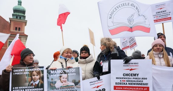 Kilkutysięczny tłum zebrał się w południe przed kolumną Zygmunta na placu Zamkowym w Warszawie. Manifestujący protestowali przeciwko wprowadzeniu w przyszłym roku szkolnym przez Ministerstwo Edukacji Narodowej przedmiotu "edukacja zdrowotna". Wśród demonstrantów widać było polityków Prawa i Sprawiedliwości, m.in. Przemysława Czarnka i Antoniego Macierewicza. Na pl. Zamkowym pojawił się także Karol Nawrocki, kandydat na prezydenta popierany przez PiS.
