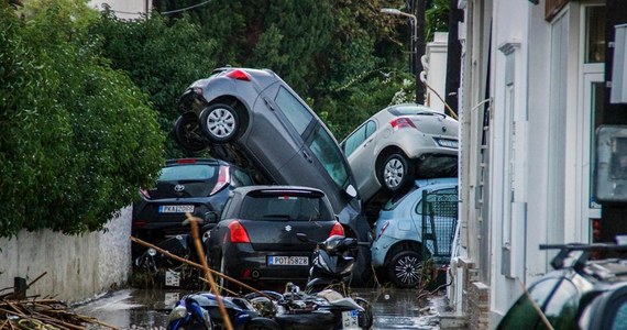 Zalane ulice, zakaz ruchu drogowego, dziesiątki ludzi uwięzionych przez wezbraną wodę - to efekt sztormu Bora, który nawiedził grecką wyspę Rodos. Jak informują greckie media, na wyspę specjalnym lotem skierowano do pomocy kilkudziesięciu ratowników.