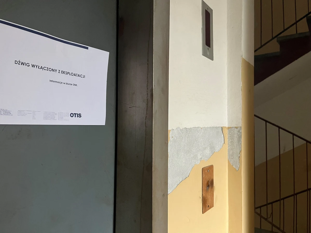 "Czujemy się jak podludzie" - mówi jedna z mieszkanek komunalnego wieżowca na lubelskich Czubach. W 10-piętrowym wieżowcu z dnia na dzień wyłączone zostały obydwie windy. W bloku mieszkają także ludzie na wózkach, z małymi dziećmi oraz osoby starsze i niedołężne. "To dla nas dramat" - tłumaczą.