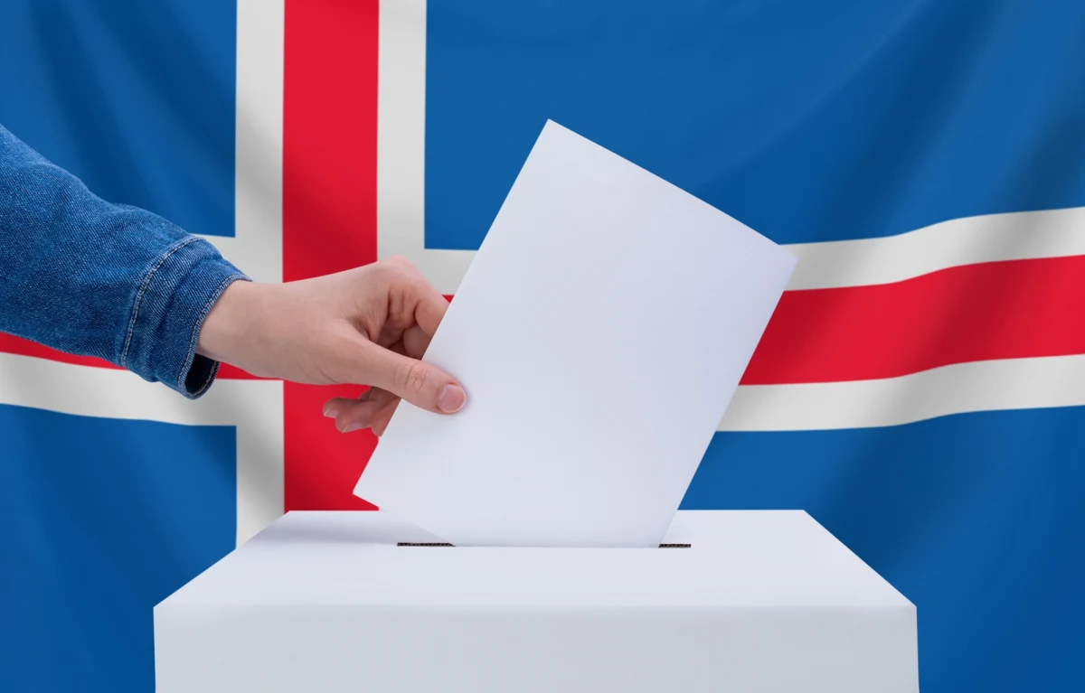 Opozycyjny socjaldemokratyczny Sojusz zwyciężył w wyborach parlamentarnych na Islandii, zdobywając 20,8 proc. głosów. Przekłada się to na 15 mandatów. Drugie miejsce zajęła rządzącą krajem centroprawicowa Partia Niepodległości, uzyskując 19,4 proc. głosów (14 mandatów). Do parlamentu z trzeciej siły - liberalnej partii Odrodzenie, która uzyskała 15,8 proc. poparcia i 11 mandatów - dostał się Polak.