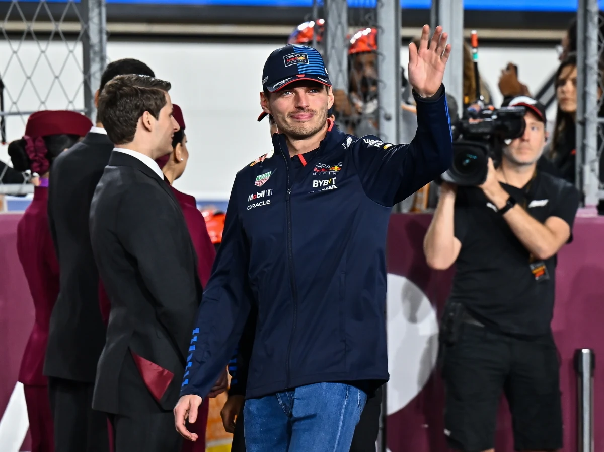 Max Verstappen z Red Bulla, który już wcześniej zapewnił sobie czwarty z rzędu tytuł mistrza świata Formuły 1, wygrał wyścig o Grand Prix Kataru. Drugie miejsce zajął Charles Leclerc (Ferrari), a trzecie Oscar Piastri (McLaren).
