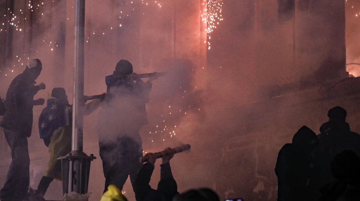 Wielki protest odbył się w niedzielę przed parlamentem Gruzji - słychać było wybuchy petard i fajerwerków wystrzeliwanych przez uczestników manifestacji. Demonstrujący próbowali też oślepić laserami policjantów, którzy używali wobec zgromadzonych armatek wodnych i gazu łzawiącego. Protestujący sprzeciwiają się decyzji rządu o zawieszeniu rozmów o przystąpieniu do Unii Europejskiej.