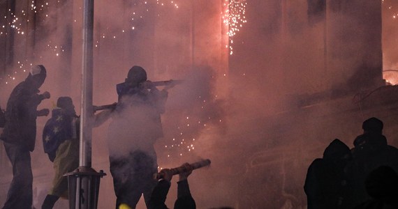 Wielki protest przed parlamentem Gruzji - słychać wybuchy petard i fajerwerków wystrzeliwanych przez uczestników manifestacji. Demonstrujący próbują też oślepić laserami policjantów, którzy używają wobec  zgromadzonych armatek wodnych. 