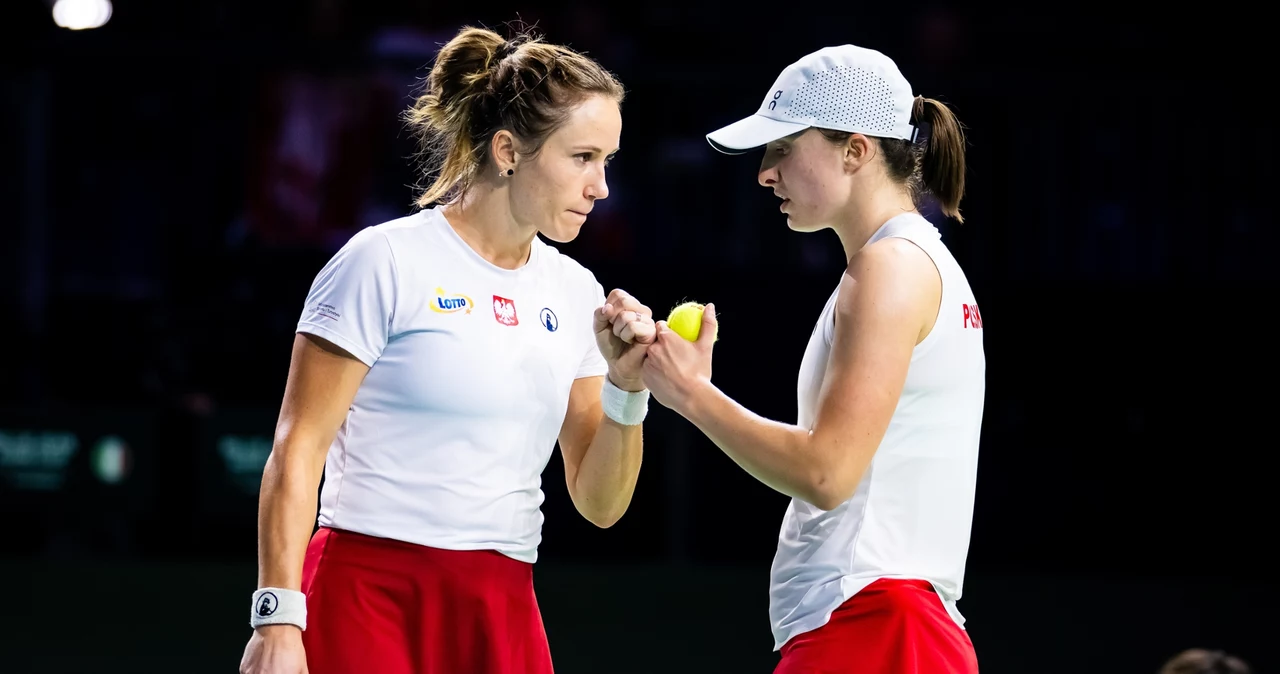 Katarzyna Kawa (Z lewej) awansowała w rankingu WTA o 50 pozycji. Iga Świątek wciąż jest druga