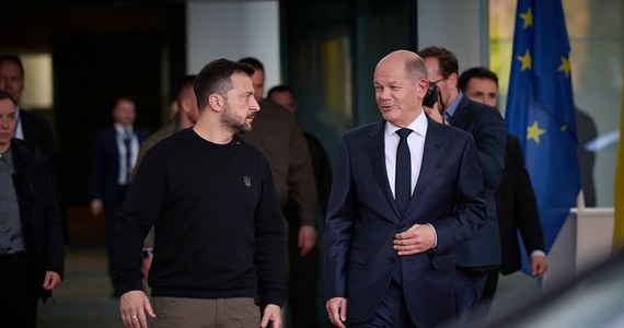 Olaf Scholz przybył w poniedziałek rano do Kijowa, gdzie spotka się z prezydentem Ukrainy Wołodymyrem Zełenskim. Podczas wizyty, która nie była wcześniej publicznie zapowiedziana, kanclerz Niemiec ma ogłosić kolejne dostawy uzbrojenia dla Ukrainy.