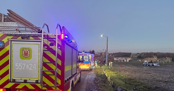 Jedna osoba nie żyje, a dwie zostały ranne w wyniku dachowania samochodu osobowego w małopolskich Frydrychowicach. Informację o wypadku dostaliśmy na Gorącą Linię RMF FM.