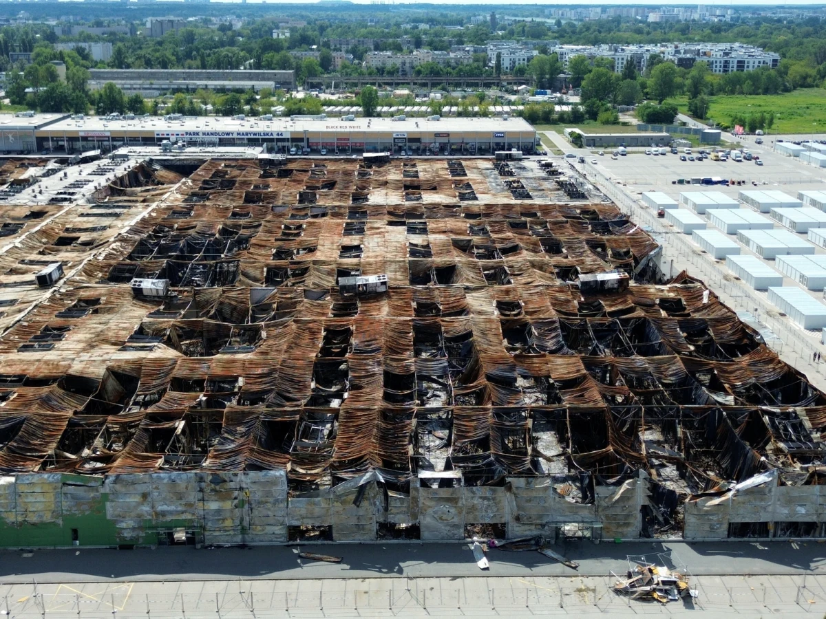 Zakończyły się prace ekip śledczych na zgliszczach hali centrum handlowego Marywilska 44 w Warszawie. Potężny kompleks, który mieścił 1400 pawilonów, spłonął doszczętnie 12 maja tego roku. Trwa śledztwo, a jedna z wersji mówi o tym, że pożar mógł być efektem działań sabotażowych.