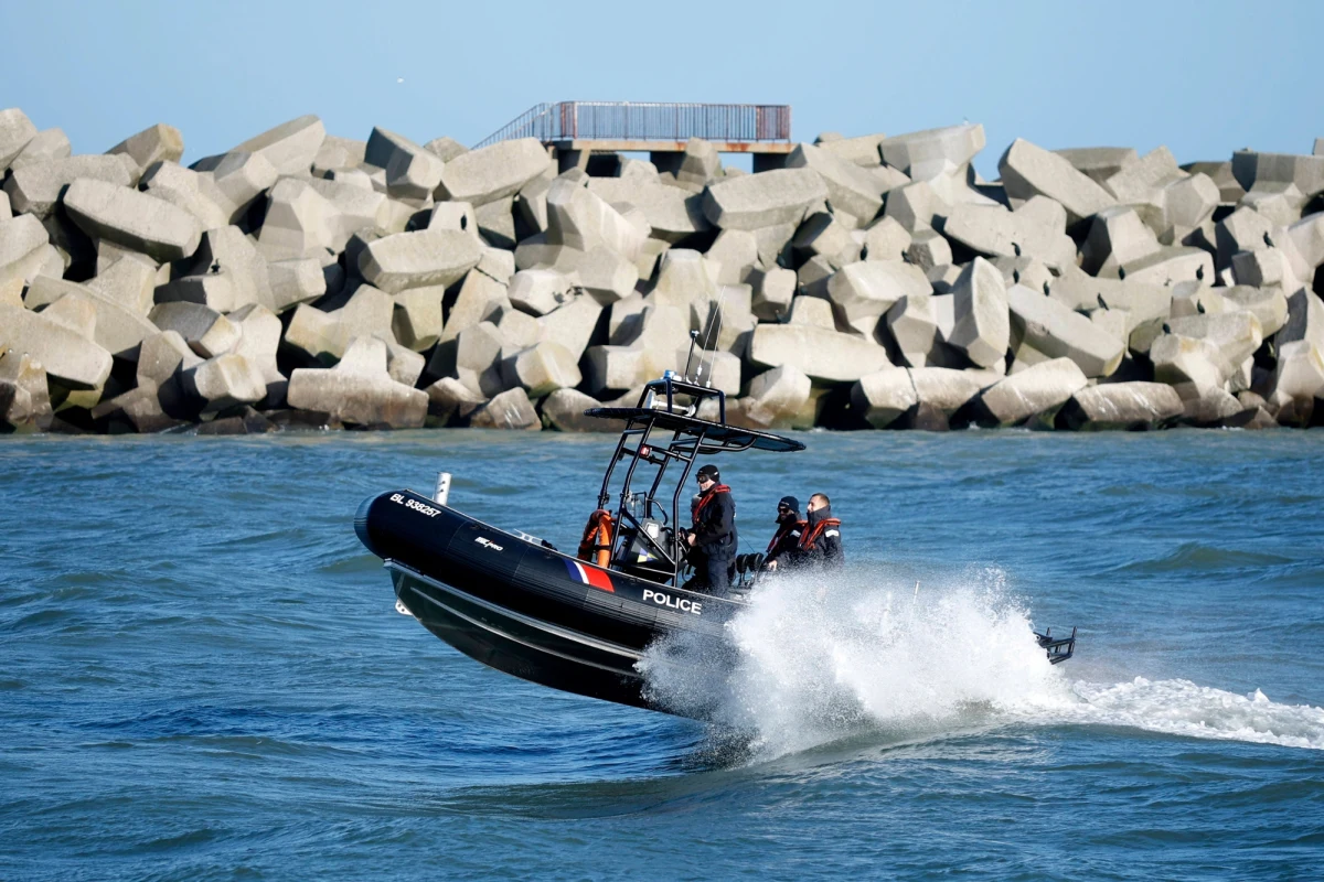 Rządzący w Wielkiej Brytanii laburzyści mają wizerunkowy problem. Zaledwie cztery miesiące po wygranych przez nich wyborach parlamentarnych liczba imigrantów pokonujących nielegalnie kanał La Manche przekroczyła 20 tys. Politycy tłumaczą sytuację pogodą.
