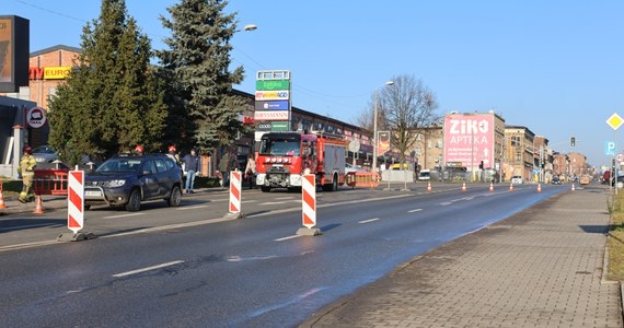 Poprawia się sytuacja w związku z awarią wodociągową w Piekarach Śląskich. Doraźnie przywrócono dostawy wody do odbiorców, w najbliższych godzinach mieszkańcy muszą się jednak liczyć z niższym ciśnieniem w kranach – podało w poniedziałek po południu Górnośląskie Przedsiębiorstwo Wodociągów (GPW). "Prawie wszyscy mieszkańcy miasta mają już wodę w kranach" - informowało wcześniej MPWiK w Piekarach. Po mieście krążą beczkowozy z wodą pitną. Wody nie mieli też mieszkańcy sąsiednich miast.