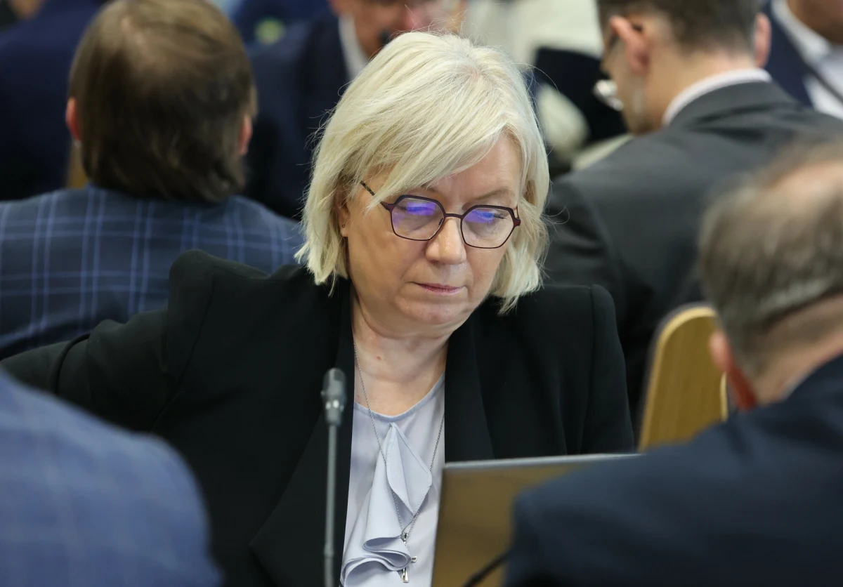 Julia Przyłębska nie jest już prezesem, ale osobą kierującą Trybunałem Konstytucyjnym - poinformowało biuro Trybunału w poniedziałek. Kadencja Przyłębskiej w Trybunale kończy się dokładnie za tydzień. Jakie znaczenie ma potwierdzona właśnie rezygnacja z funkcji prezesa? 