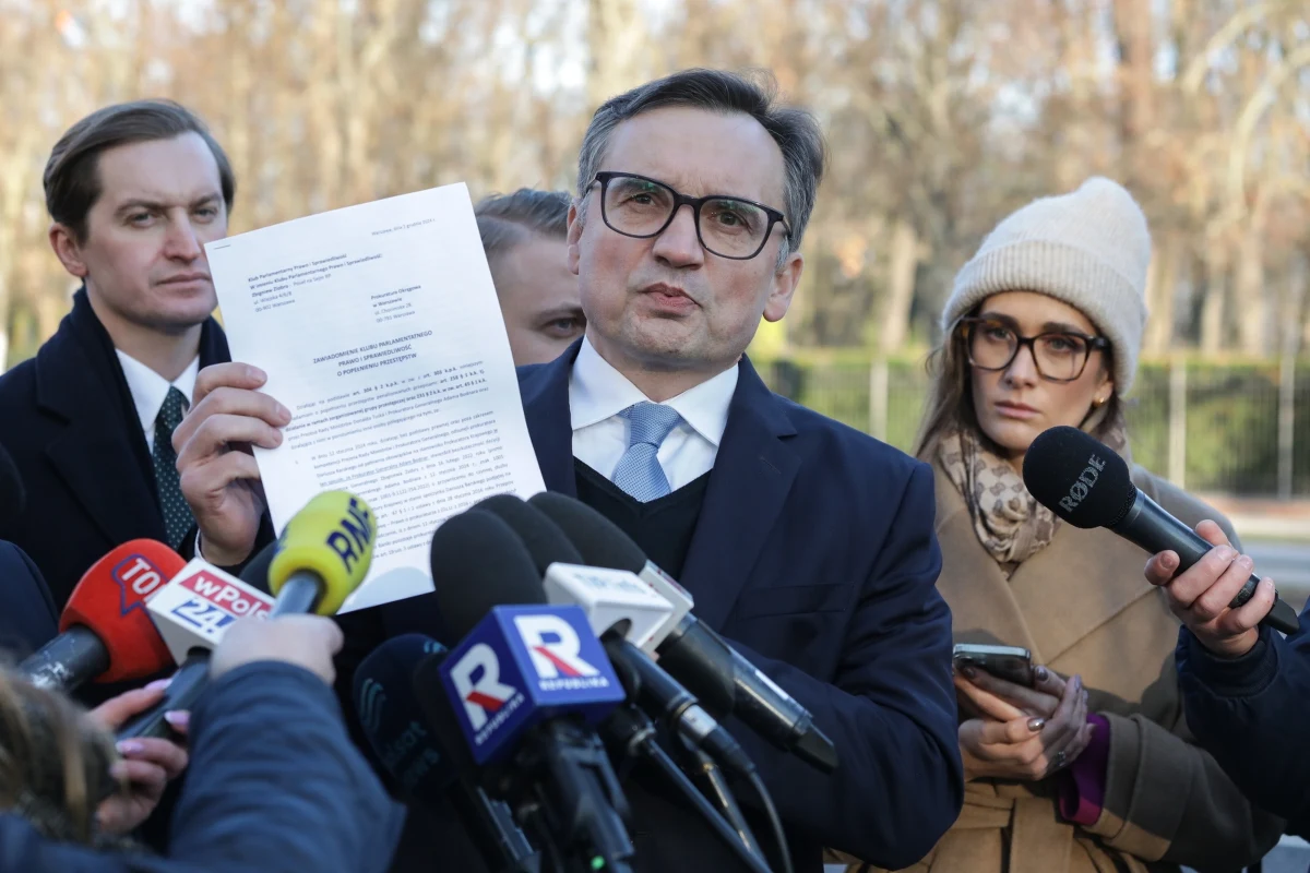 Zbigniew Ziobro poinformował, że stawi się we wtorek na posiedzeniu sejmowej komisji regulaminowej, spraw poselskich i immunitetowych. Komisja ma zająć się wnioskiem ws. jego zatrzymania i doprowadzenia przed komisję śledczą ds. Pegasusa. Ziobro zapowiedział też złożenie do prokuratury zawiadomienia o możliwości popełnienia przestępstwa przez premiera Donalda Tuska i ministra Adama Bodnara. 