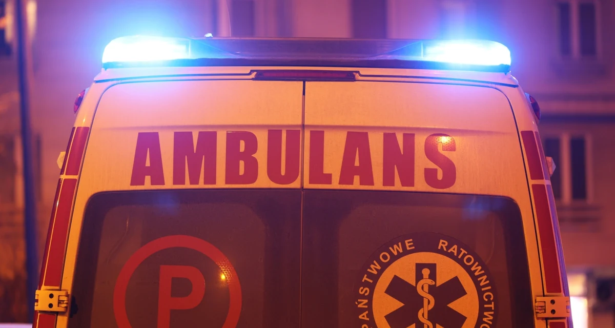 Do 3 lat więzienia grozi mężczyźnie, który pozostawił 4-letnią dziewczynkę bez opieki w wannie i o niej zapomniał - podała w poniedziałek policja. Dziecko trafiło do szpitala z objawami hipotermii. Jak się okazało, 27-latek miał ponad dwa promile alkoholu w organizmie. Właśnie w takim stanie "opiekował się" swoją roczną córką i 4-letnią pasierbicą. Matce dziewczynek udało się zaalarmować ratowników dzięki zamontowanej w mieszkaniu kamerze.