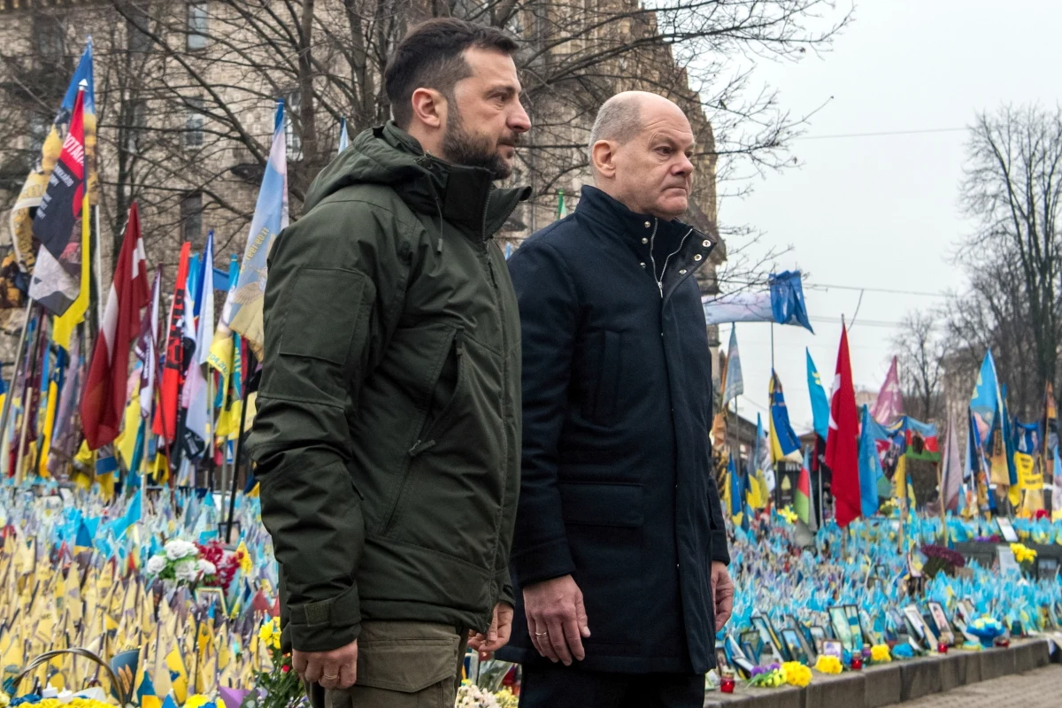 Olaf Scholz przybył w poniedziałek rano do Kijowa, gdzie spotkał się z prezydentem Ukrainy Wołodymyrem Zełenskim. Podczas wizyty, która nie była wcześniej publicznie zapowiedziana, kanclerz Niemiec ogłosił kolejne dostawy uzbrojenia dla Ukrainy.