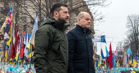 Olaf Scholz przybył w poniedziałek rano do Kijowa, gdzie spotkał się z prezydentem Ukrainy Wołodymyrem Zełenskim. Podczas wizyty, która nie była wcześniej publicznie zapowiedziana, kanclerz Niemiec ogłosił kolejne dostawy uzbrojenia dla Ukrainy.