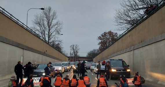 "Blokowanie dróg, niezależnie od politycznych intencji, stwarza zagrożenie dla państwa i wszystkich użytkowników dróg" - stwierdził w mediach społecznościowych premier Donald Tusk, nawiązując do protestów proekologicznych aktywistów z Ostatniego Pokolenia. Podkreślił też, że wezwał służby do stanowczego reagowania na takie sytuacje. 