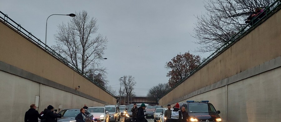 "Blokowanie dróg, niezależnie od politycznych intencji, stwarza zagrożenie dla państwa i wszystkich użytkowników dróg" - stwierdził w mediach społecznościowych premier Donald Tusk, nawiązując do protestów proekologicznych aktywistów z Ostatniego Pokolenia. Podkreślił też, że wezwał służby do stanowczego reagowania na takie sytuacje. 