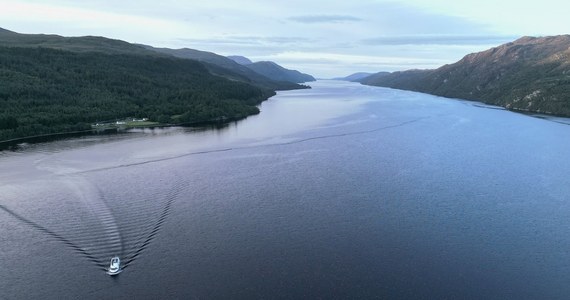 Dawno nie odwiedzaliśmy Szkocji. Szczególnie jedno z tamtejszych jezior od lat wywołuje na świecie sporo emocji - mowa oczywiście o Loch Ness, najgłębszym akwenie Wysp Brytyjskich i związanej z nim legendzie. Czy potwór z Loch Ness istnieje? Pojawiło się racjonalne wytłumaczenie teorii o istnieniu potwora, a jego autorem jest Alan McKenna, jeden z niestrudzonych tropicieli prehistorycznego gada.  