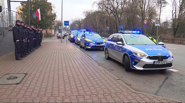 Nowe, szokujące hipotezy w sprawie śmiertelnego postrzelenia w Warszawie policjanta na służbie. Dziennikarz programu "Państwo w Państwie" dotarł do informacji, które mogą zmienić kwalifikację zarzutów dla 21-letniego funkcjonariusza. Niewykluczone, że mężczyzna oddał strzał bez ostrzeżenia i mimo okrzyków, że mierzy do "swojego". 