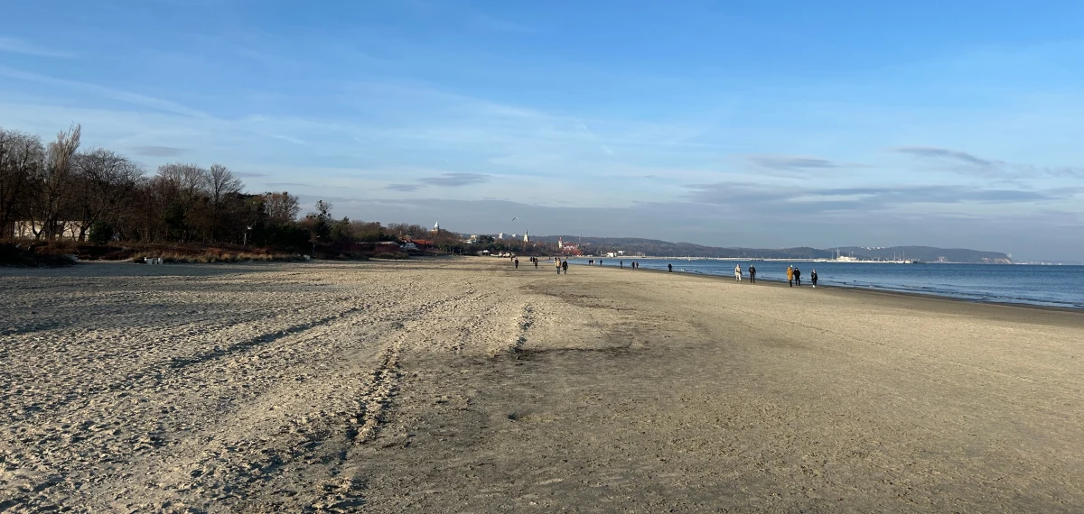 „Kiedyś kocyk przy kocyku, dziś plaża jest dużo szersza!” – usłyszał w Sopocie reporter RMF FM. Zakończyły się prace związane z jej poszerzaniem na około 700-metrowym odcinku. Z plaży zniknęły rury, a pogłębiarka Kazimierz I nie pracuje już przy molo w Sopocie. 