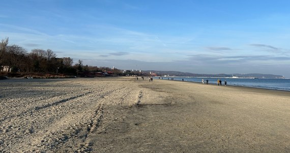 „Kiedyś kocyk przy kocyku, dziś plaża jest dużo szersza!” – usłyszał w Sopocie reporter RMF FM. Zakończyły się prace związane z poszerzaniem plaży na około 700-metrowym odcinku. Z plaży zniknęły rury, a pogłębiarka Kazimierz I nie pracuje już przy molo w Sopocie. 