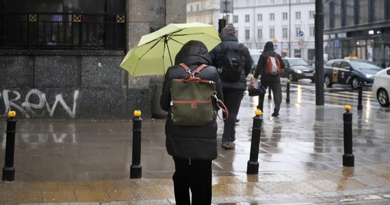 Ci, którzy tęsknią za typowo zimową pogodą, muszą się jeszcze uzbroić w cierpliwość. Instytut Meteorologii i Gospodarki Wodnej prognozuje, że najbliższe dni będą pochmurne i deszczowe. Przez większość tygodnia będzie też dość chłodno. 