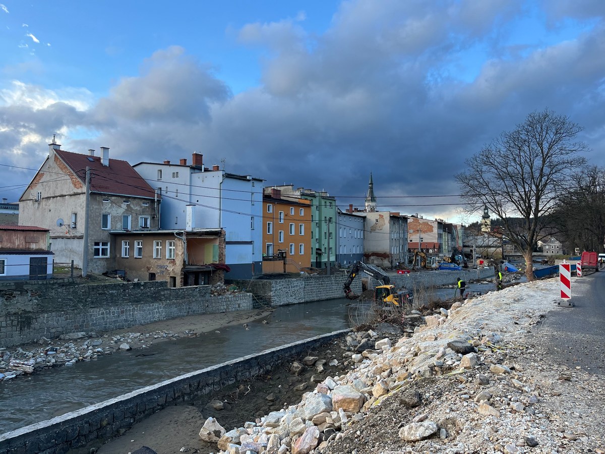 Jeszcze w tym miesiącu ma być gotowy plan na zabezpieczenie Ziemi Kłodzkiej przed kolejną powodzią. Pod uwagę brane są różne warianty. Niektóre zakładają wywłaszczenia, inne są mniej inwazyjne. Ostateczna decyzja zapadnie dopiero w przyszłym roku, po konsultacjach społecznych, ale już teraz na zalanych terenach toczą się gorące dyskusje.