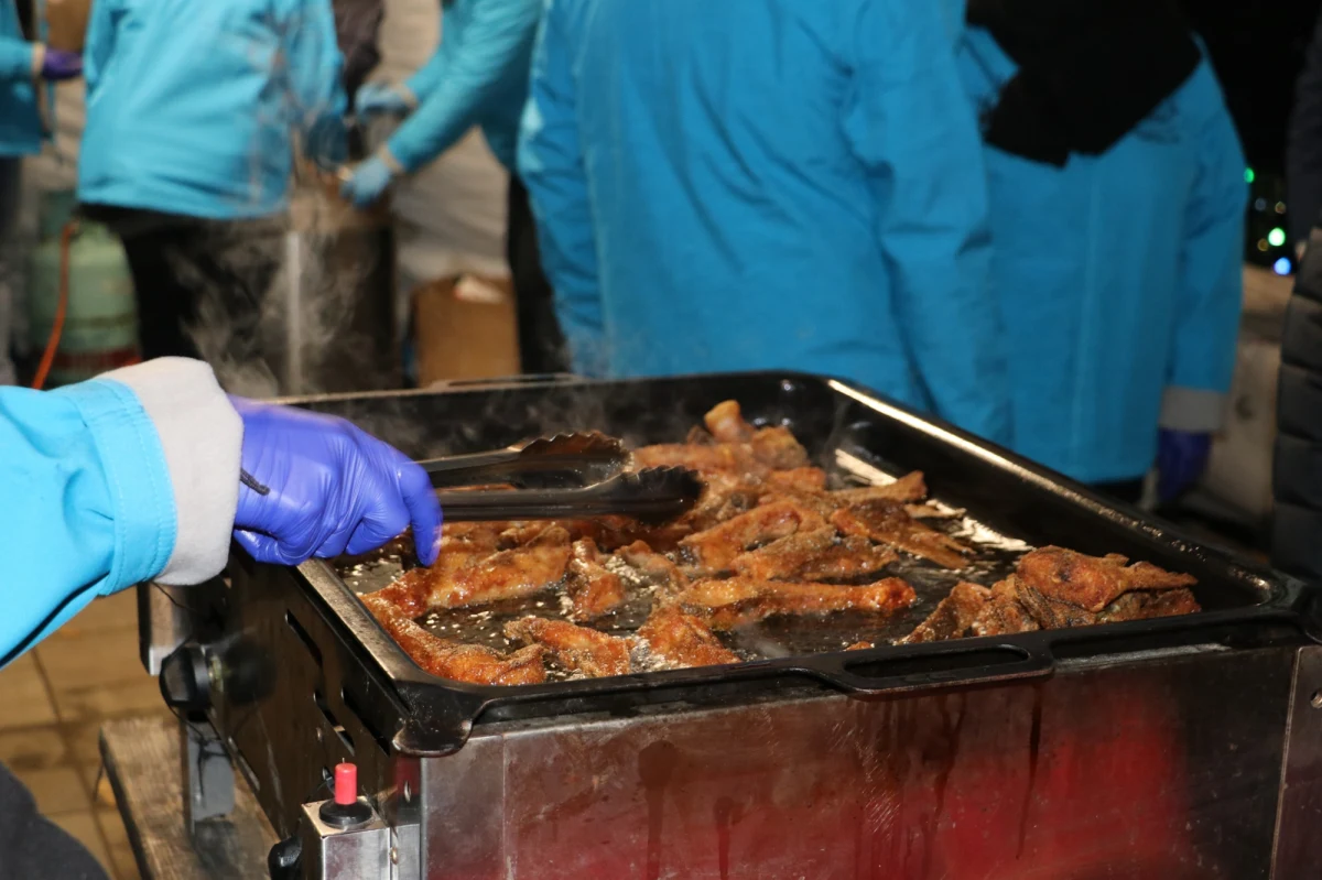 W poniedziałek od godz. 16.00 przy Nowohuckim Centrum Kultury krakowianie mogli skosztować tradycyjnego karpia. Smażona ryba w towarzystwie wegetariańskiej kapusty z grochem i pieczywa to poczęstunek od miasta oraz Joanny i Bartłomieja Szczoczarzów z Gospodarstwa Rybackiego Dolina Będkowska. Przedświąteczny poczęstunek odbędzie się też 4, 6, 9, 11 i 13 grudnia. 