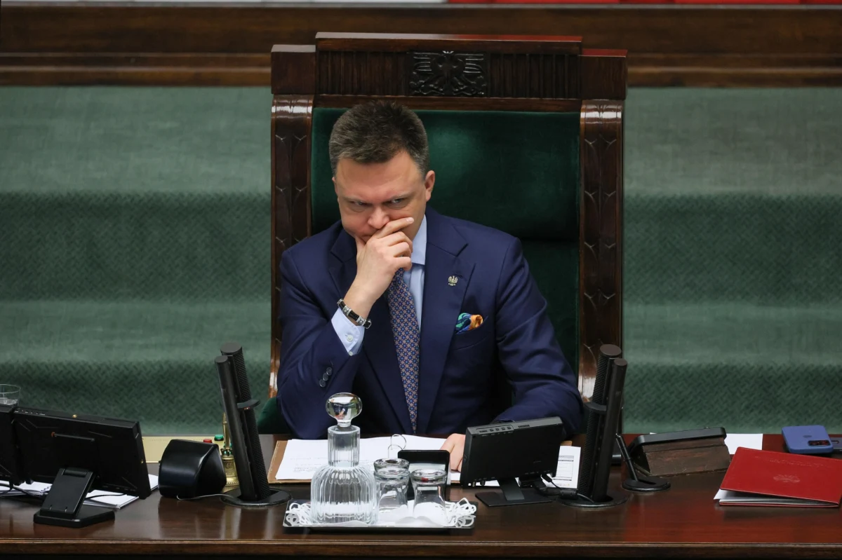 Marszałek Sejmu może zarządzić wybory prezydenckie najwcześniej 15 stycznia - wynika z wydanego w poniedziałek orzeczenia Państwowej Komisji Wyborczej. Ma to związek z wprowadzonym we wrześniu stanem klęski żywiołowej - poinformowała sekretarz PKW Magdalena Pietrzak. Marszałek uwzględni stanowisko PKW - poinformowała Kancelaria Sejmu.