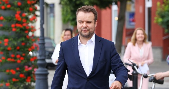 Rzecznik PiS Rafał Bochenek zapowiedział, że jego ugrupowanie złoży pozew o naruszenie dóbr osobistych, w związku z konferencją polityków KO: Dariusza Jońskiego i Michała Szczerby. Politycy KO zapowiedzieli kontrolę poselską dot. przeszłości kandydata na prezydenta Karola Nawrockiego.