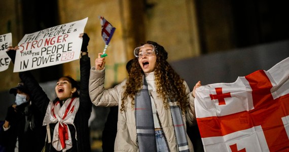 Gruzińskie siły bezpieczeństwa w poniedziałek wieczorem przystąpiły do pacyfikacji antyrządowego protestu przed parlamentem w Tbilisi. Policjanci wyłapywali demonstrantów z tłumu i stosowali wobec demonstrantów gaz łzawiący. "Niech żyje Gruzja!" - krzyczał cofający się tłum. Premier Irakli Kobachidze zapowiedział wcześniej, że nie będzie prowadził żadnych negocjacji z opozycją.