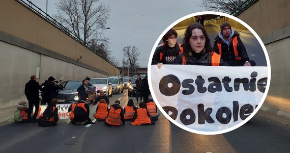 Ostatnie Pokolenie w ostrych słowach odpowiada na zapowiedź Donalda Tuska. Premier stwierdził dziś, że wezwał służby do "zdecydowanego reagowania" na blokady dróg organizowane przez aktywistów. "Stoi pan tam, gdzie stało ZOMO, próbując zamknąć usta ludziom, którzy walczą o bezpieczną przyszłość swoją i swoich dzieci" - czytamy w reakcji Ostatniego Pokolenia na słowa Tuska. Aktywiści oskarżają też szefa rządu o robienie "kroku w stronę autorytaryzmu". 