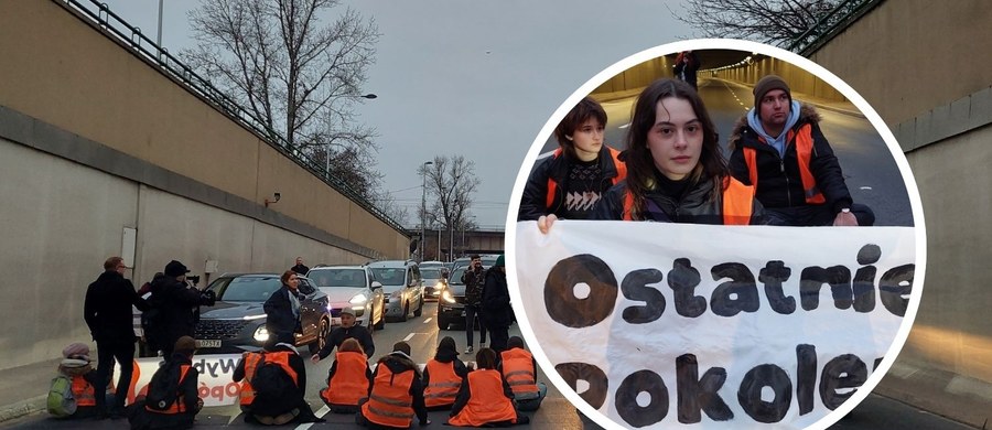 Ostatnie Pokolenie w ostrych słowach odpowiada na zapowiedź Donalda Tuska. Premier stwierdził dziś, że wezwał służby do "zdecydowanego reagowania" na blokady dróg organizowane przez aktywistów. "Stoi pan tam, gdzie stało ZOMO, próbując zamknąć usta ludziom, którzy walczą o bezpieczną przyszłość swoją i swoich dzieci" - czytamy w reakcji Ostatniego Pokolenia na słowa Tuska. Aktywiści oskarżają też szefa rządu o robienie "kroku w stronę autorytaryzmu". 