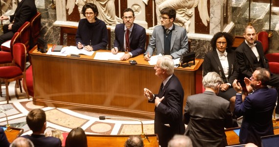 Francuska skrajnie prawicowa partia Zjednoczenie Narodowe (RN) poinformowała, że będzie głosować za wnioskiem o wotum nieufności wobec rządu Michela Barniera. Zgłoszenie wniosku zapowiedziała lewica. Poparcie RN oznacza większość głosów niezbędną do jego przyjęcia.