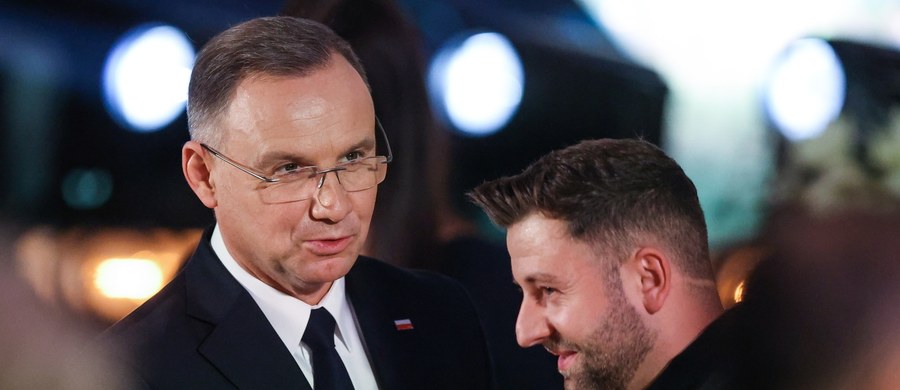 "Górnictwo to wspaniała tradycja, która zbudowała wiele elementów naszej kultury, to element kształtujący polską świadomość" – mówił prezydent Andrzej Duda na obchodach Dnia Świętej Barbary w zabytkowej Kopalni Soli w Wieliczce. Podkreślał też, że transformacja energetyczna musi być sprawiedliwa i korzystna dla ludzi. 