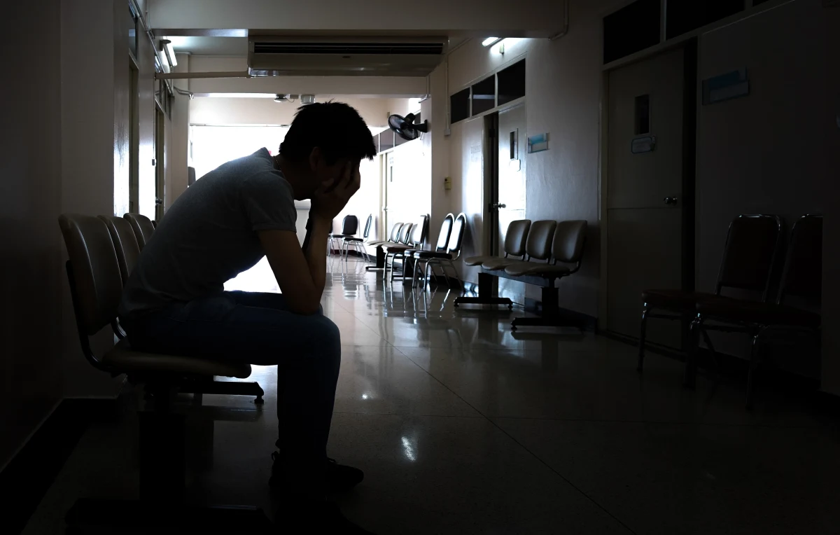 Ponad 95 proc. wynosi teraz średnie obłożenie na oddziałach dziennych psychiatrii dzieci i młodzieży - ustalił dziennikarz RMF FM Michał Dobrołowicz. Placówki borykają się z trudną sytuacją finansową, a terminy do specjalisty bywają bardzo odległe. Niepokoi fakt, że za pół roku kończy się pilotaż centrów zdrowia psychicznego. "One nie upadną" - zapewnia w rozmowie z RMF FM minister zdrowia Izabela Leszczyna. W RMF FM przyglądamy się dziś najpilniejszym problemom polskiej psychiatrii.