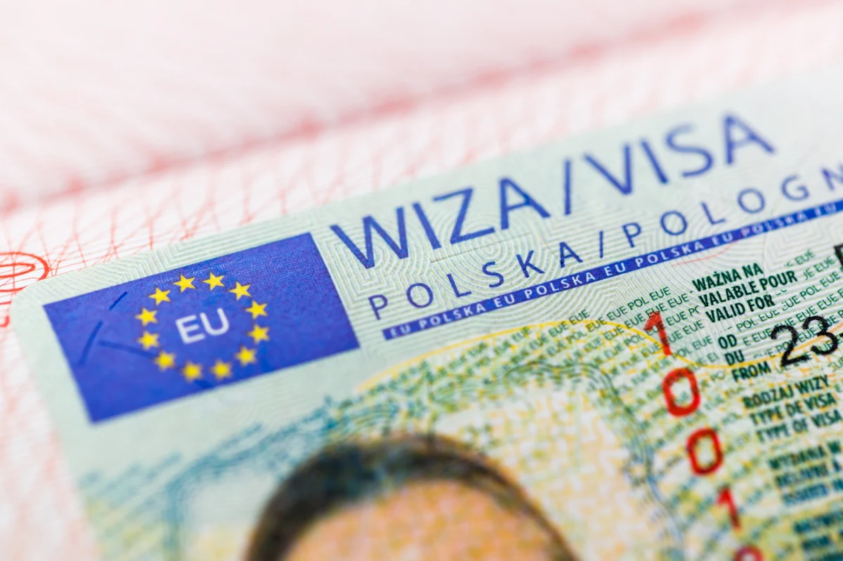 Sejmowa komisja śledcza ds. tzw. afery wizowej rozpatrzy dziś poprawki do przedstawionego tydzień temu projektu raportu końcowego, po czym przyjmie go - z poprawkami lub bez. Podejmie też uchwały ws. skierowania do prokuratury 11 zawiadomień, m.in. na b. premiera Mateusza Morawieckiego.
