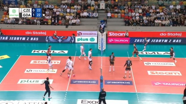 Steam Hemarpol Norwid Częstochowa – Trefl Gdańsk. Siatkówka, PlusLiga 2024/2025 - 14. kolejka. Długa wymiana w drugim secie, w której ucierpiał siatkarz Trefla Kamil Droszyński.

