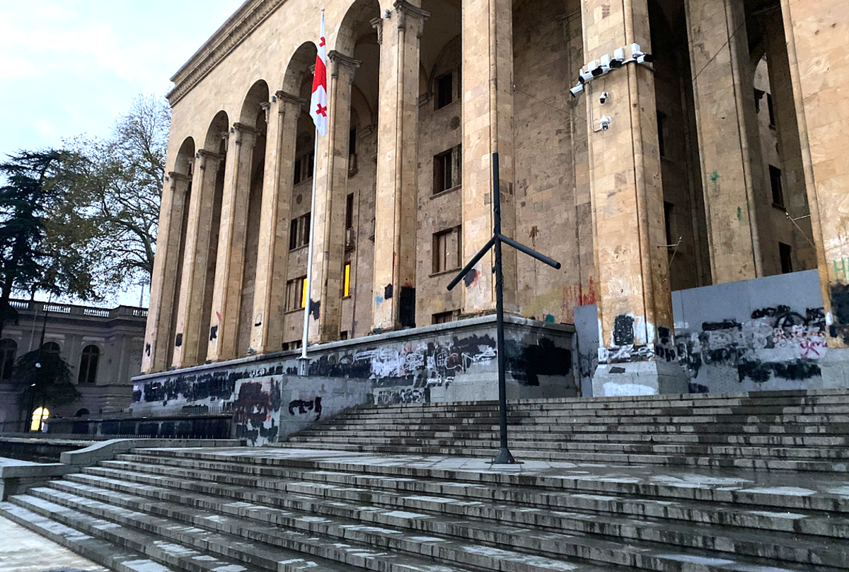 O piątej nad ranem czasu lokalnego skończyły się zamieszki w gruzińskiej stolicy - Tbilisi. Na miejscu jest specjalny wysłannik RMF FM Mateusz Chłystun, który śledzi sytuację w kraju ogarniętym falą protestów. To już piąta doba, w której Gruzini masowo wychodzą na ulicę, sprzeciwiając się decyzji rządu o zerwaniu rozmów z Brukselą o wstąpieniu do Unii Europejskiej.