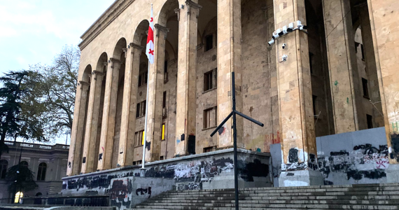 O piątej nad ranem czasu lokalnego skończyły się zamieszki w gruzińskiej stolicy - Tbilisi. Na miejscu jest specjalny wysłannik RMF FM Mateusz Chłystun, który śledzi sytuację w kraju ogarniętym falą protestów. To już piąta doba, w której Gruzini masowo wychodzą na ulicę, sprzeciwiając się decyzji rządu o zerwaniu rozmów z Brukselą o wstąpieniu do Unii Europejskiej.