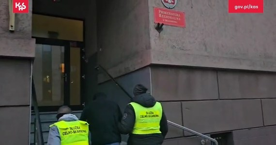 Warmińsko-Mazurska Krajowa Administracja Skarbowa rozbiła zorganizowaną grupę przestępczą, która wyłudzała VAT. W tej sprawie zatrzymano pięć osób. Oszuści wystawili fałszywe faktury na ponad 48 milionów złotych.